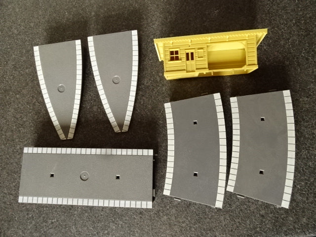Hornby platform sections R460, R463 - USED – HobbyTrax