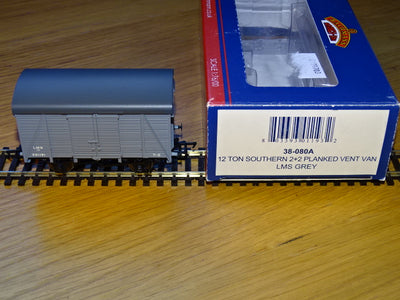 Bachmann 38-080A 12 ton Southern 2+2 planked vent van LMS grey - USED