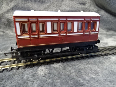 Hornby R016 maroon 4 wheel coach - USED