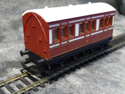 Hornby R016 maroon 4 wheel coach - USED