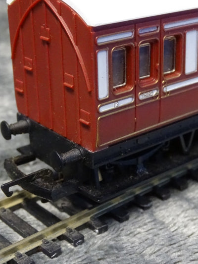 Hornby R016 maroon 4 wheel coach - USED