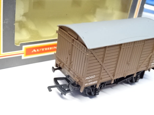 Dapol B145 12T 'Mogo' box van - USED